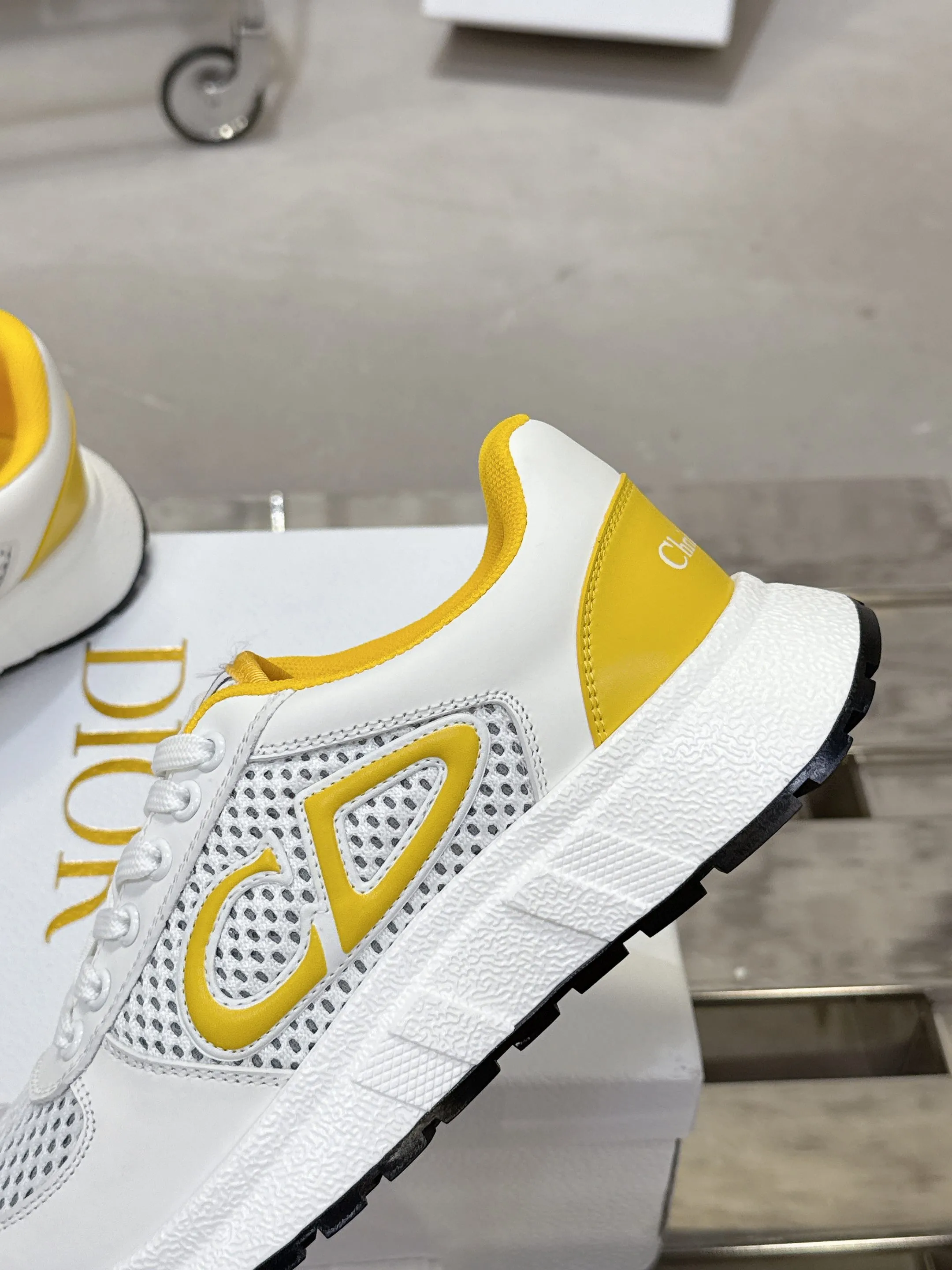 Factory price 680💰 Top version! ! ! Dior Dior's latest Run'n'Dior series, couple's thick-soled casual sneakers, originally purchased, developed and manufactured. This Run'n'Dior reinterprets sports style with an elegant and fashionable shape. The upper is crafted from white mesh fabric and features the Christian Dior Paris signature on the laces and heel. The exquisite two-color sole is light and soft, which can add a high-end temperament to all kinds of casual looks. Exquisite packaging at the delivery counter 🛍📦 ▪️Fabric: Original customized imported first-layer cowhide ▪️Inner lining: Imported original lining ▪️Sole: Original molded non-slip TPU material ▪️Size: Women's 35-41 / Men's 39-46 (Female 40 41 / Men's 38.45.46 customized)